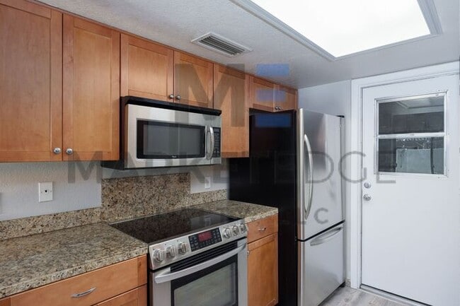 Building Photo - 3Bed/2Bath House at 7th/101! JOIN THE WAIT...