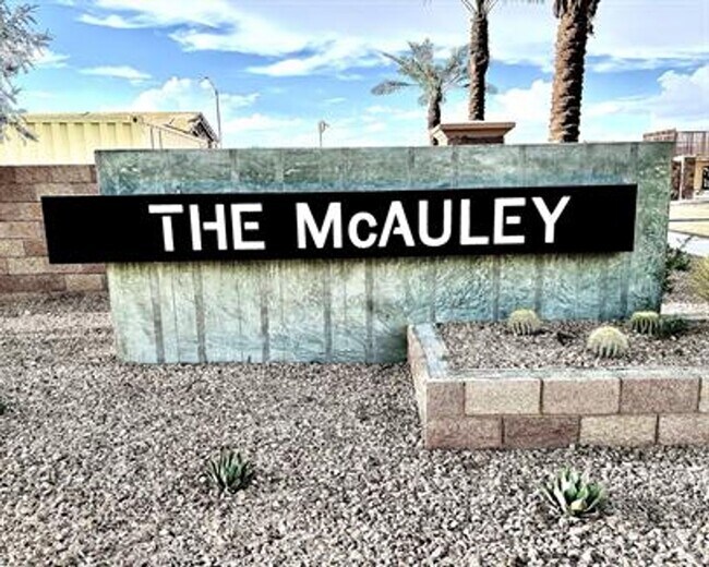 Building Photo - 3 Bedroom 2.5 Bathroom Townhome - Pet Friendly.