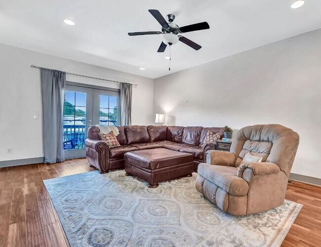 Building Photo - 3BR/3.5BA, Three story Townhome in the Nat...