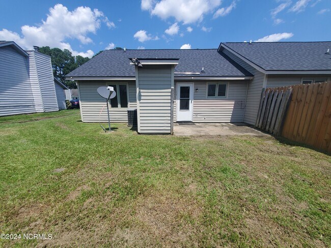 Building Photo - 1908 White Hollow Dr