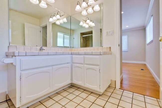 Building Photo - Spacious Home l Massive 12,525 Sq Ft Lot l...