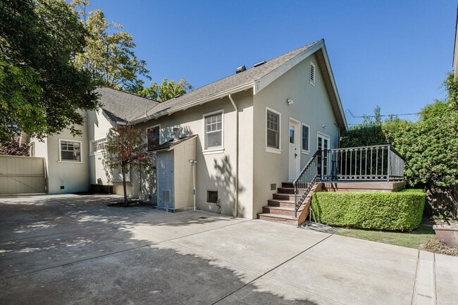 Building Photo - Charming Burlingame Home, 2 Bedroom / 1 Ba...