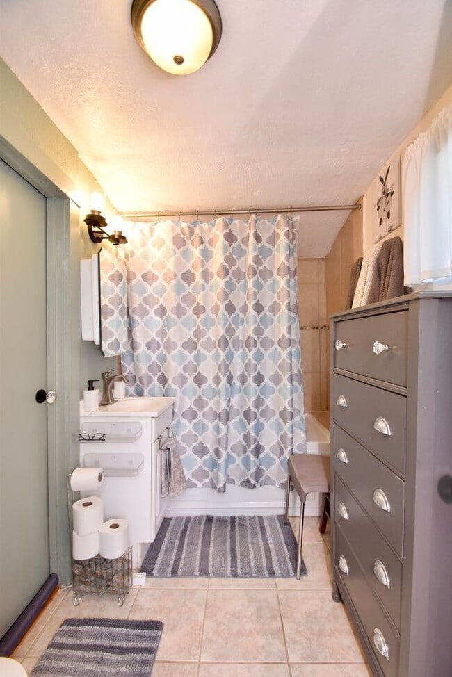 Building Photo - Cute 2 Bed 1 Bath Home in Salt Lake City!