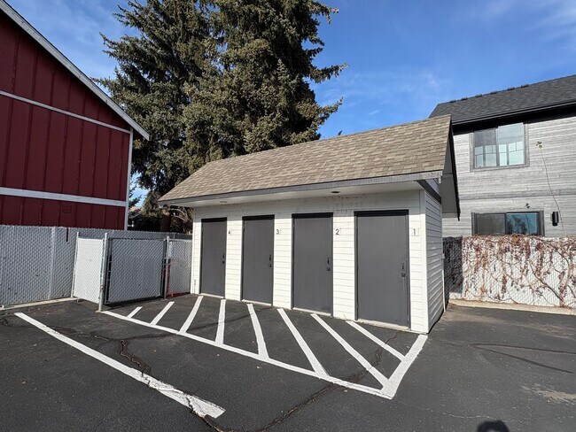 Building Photo - Remodeled 1 Bed/1 Bath Unit in Prime Location - Broadway