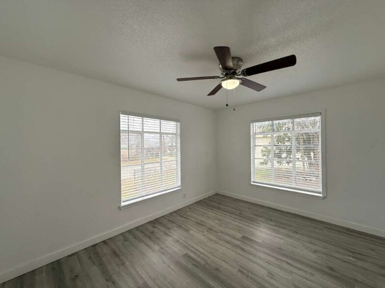 Building Photo - 202 Mink Dr