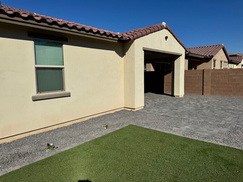 Building Photo - 9431 E Static Ave