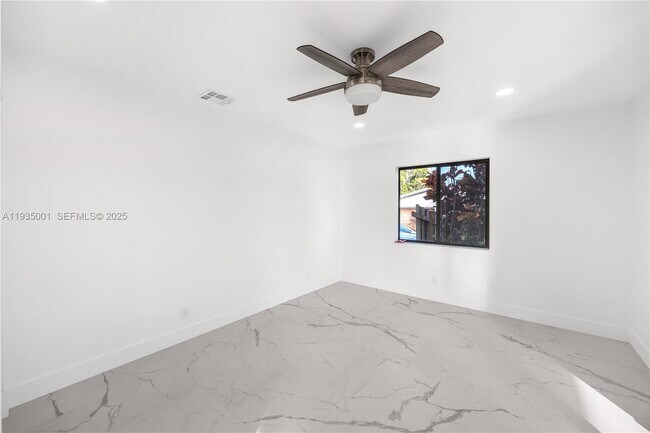 Building Photo - 218 SE 2nd St