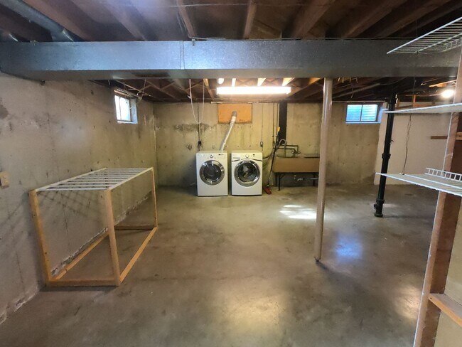 Building Photo - Beautifully remodeled 3 bed 2.5 bath house in Broomfield