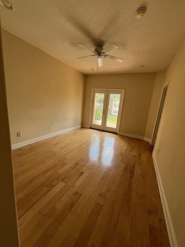 Building Photo - *** 3/2.5  with 1 car garage/ Townhouse Th...