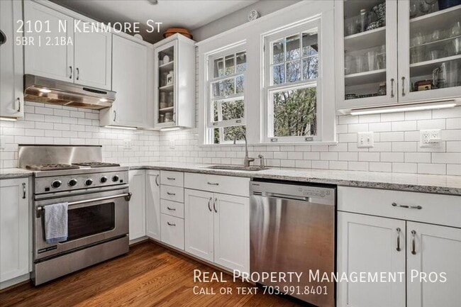 Building Photo - 2101 N Kenmore St