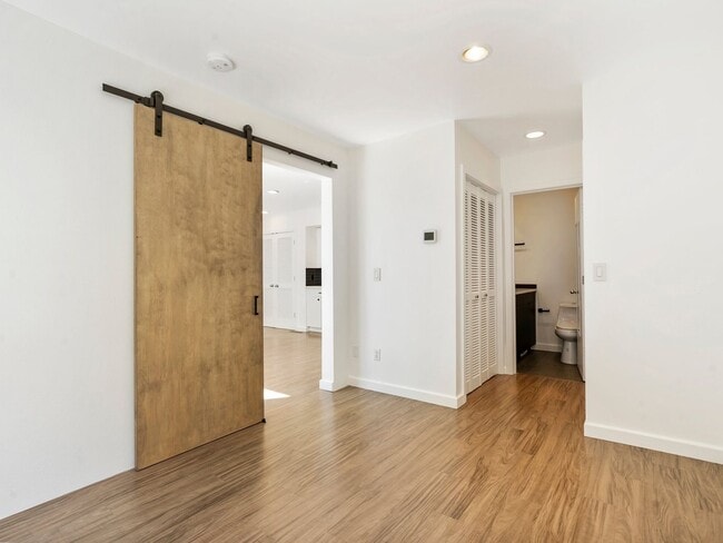 Building Photo - Fully renovated 2 level/2 bed/2 bath pearl...