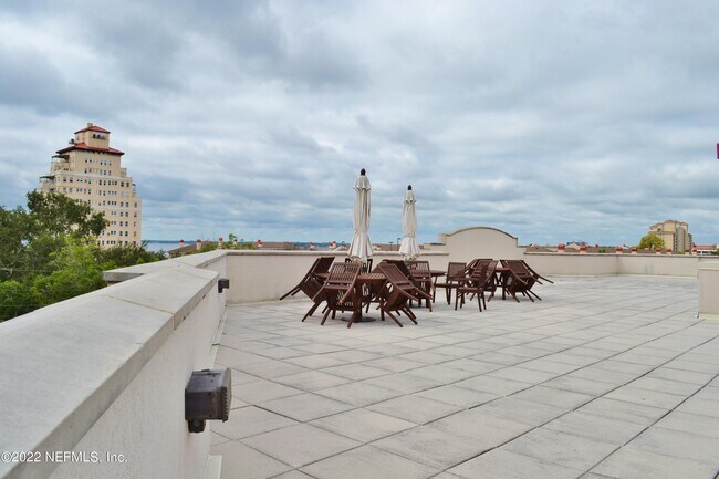 Building Photo - 1661 Riverside Ave