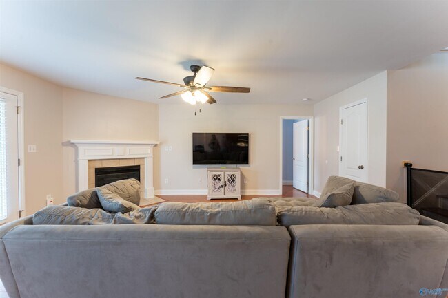 Building Photo - 2524 Oak Pl Dr SE