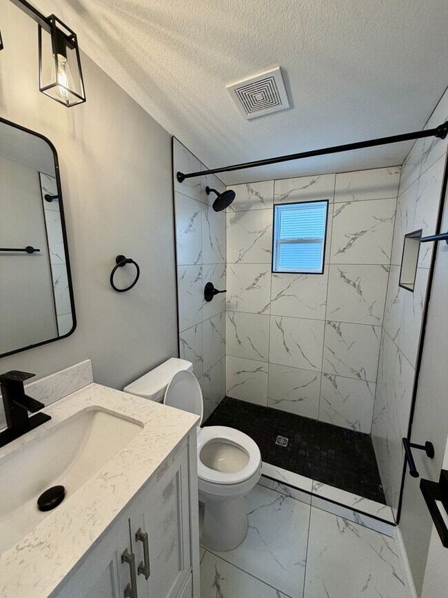 Building Photo - Central Wichita 2 Bedroom