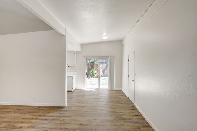 Building Photo - 406 Scripps Dr