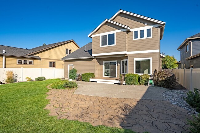 Building Photo - 6649 N Madellaine Dr