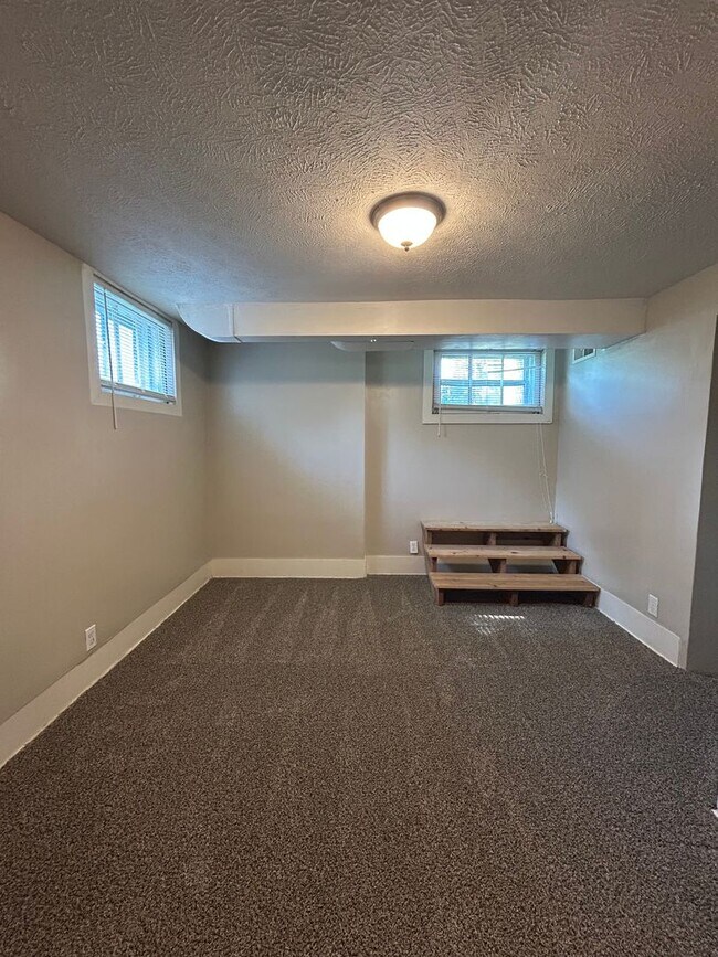 Building Photo - Endure Group Rentals (4124 Davenport St.)