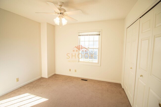 Building Photo - LARGE CONDO UNIT CLOSE TO CAMPUS - Available mid June