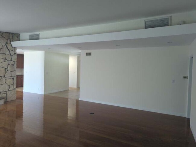 Building Photo - Gorgeous 3 bed 2.5 bath home with stunning Ocean Views and lots of natural light, in the highly s...