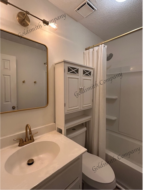 Building Photo - "3-Bedroom Home with Spacious Living in Si...