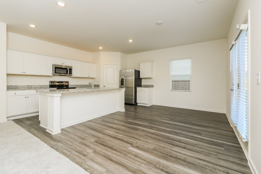 Building Photo - 7615 Saffron Ave