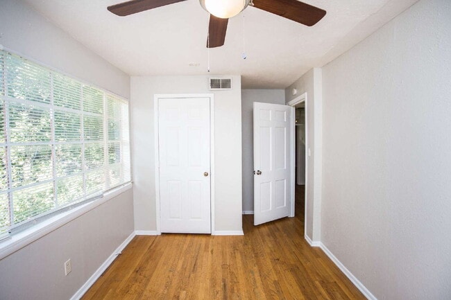 Building Photo - "Spacious 5-Bed Oasis with Granite Elegance & Hardwood Charm in Lubbock!"