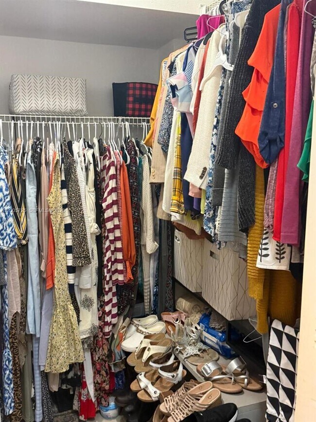 Building Photo - 447 NE 195th St