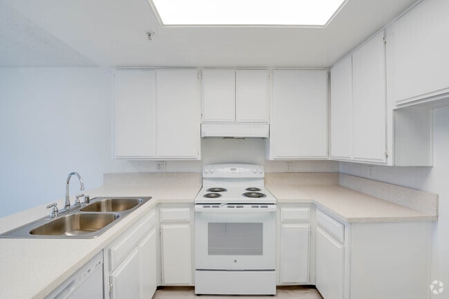 1BR, 1BA - 750SF - Flamingo Garden Senior Apts