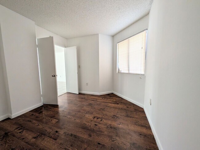Building Photo - Spacious 2BR/2BA Residence – Great Kendall Location