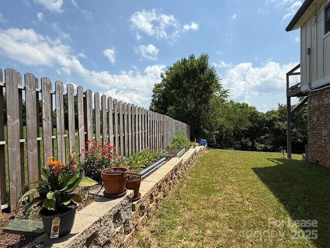 Building Photo - 303 Hi Alta Ave