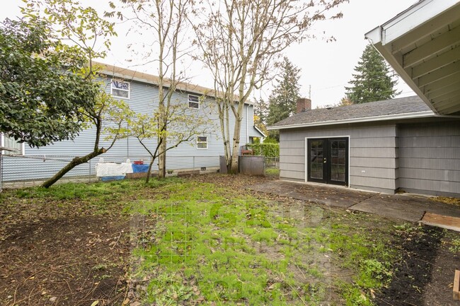 Building Photo - 3+ Bedroom House w/ Large Backyard - South...