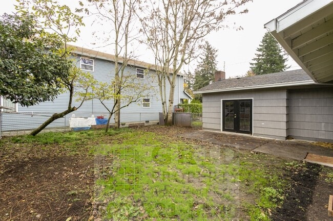 Building Photo - 3+ Bedroom House w/ Large Backyard - Southeast Portland!