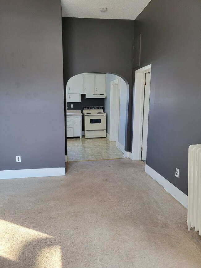 Building Photo - 315 E Maple St