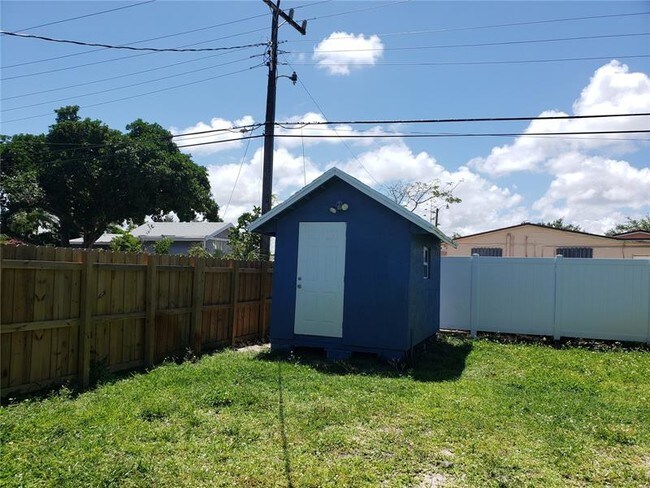 Building Photo - 4321 NE 6th Terrace