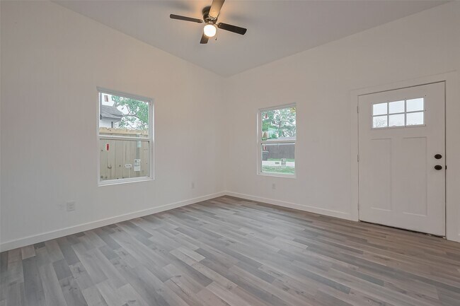 Building Photo - 9005 Hilda St