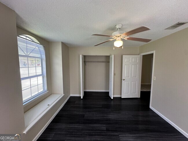 Building Photo - 214 Cypress Dr