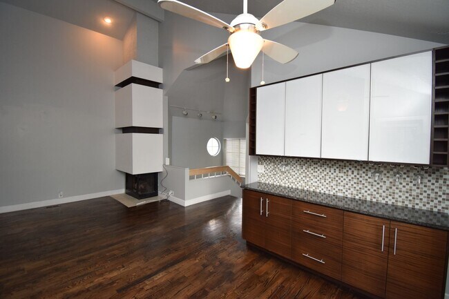 Building Photo - Quiet 2 Bed Millcreek Condo with Beautiful Mountain Views!