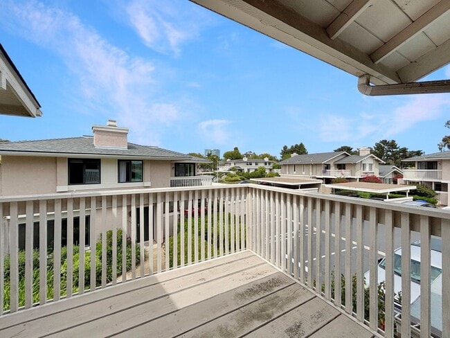 Building Photo - Beautiful 3BD/2.5BA Condo Located in Unive...