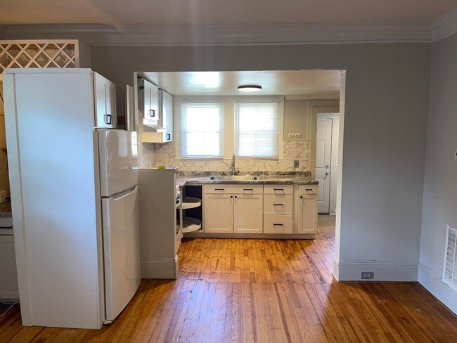 Building Photo - Must see this Adorable 2 bedroom 1 bath ho...
