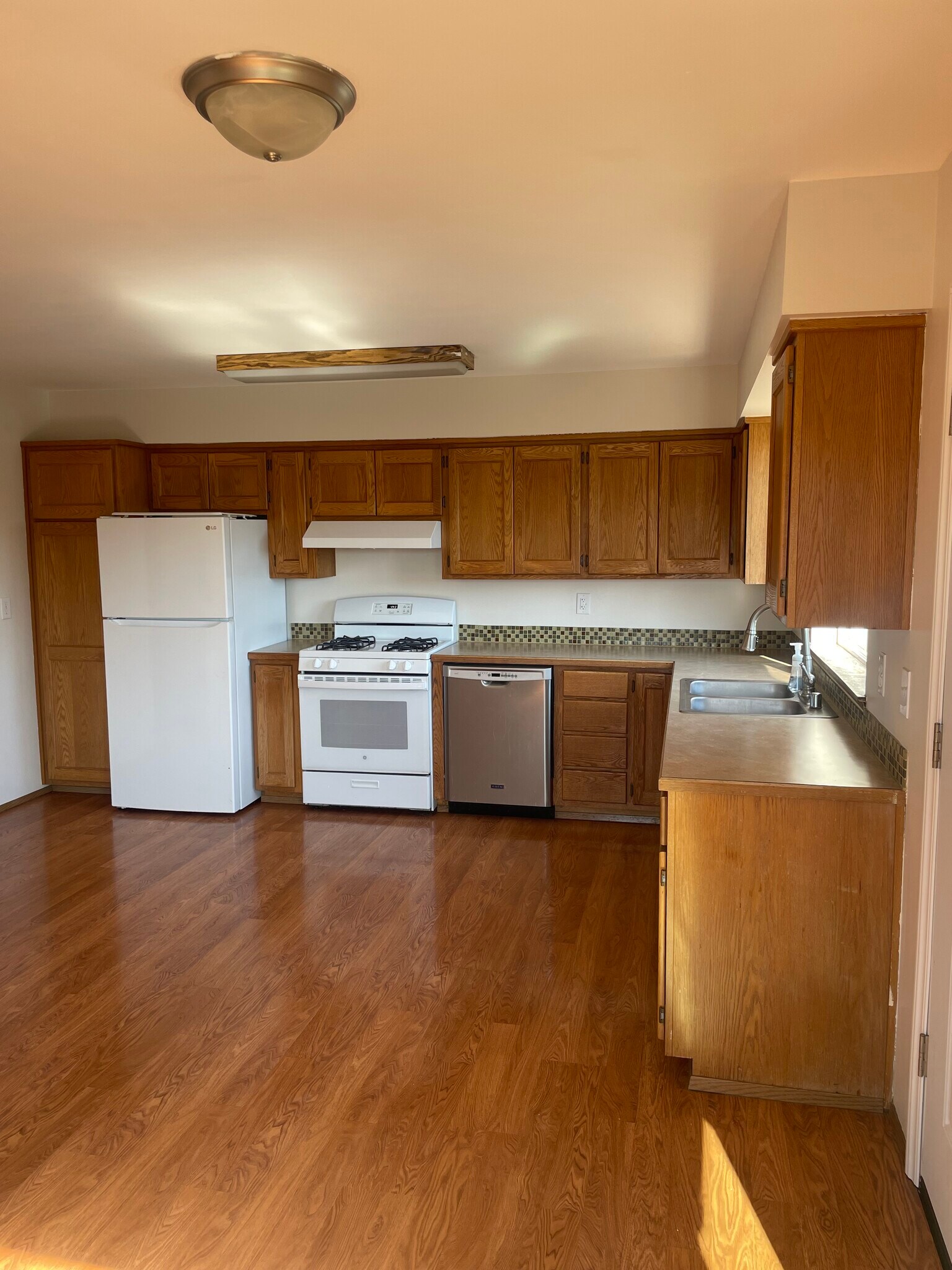 Building Photo - 9741 Woodlawn Ave N