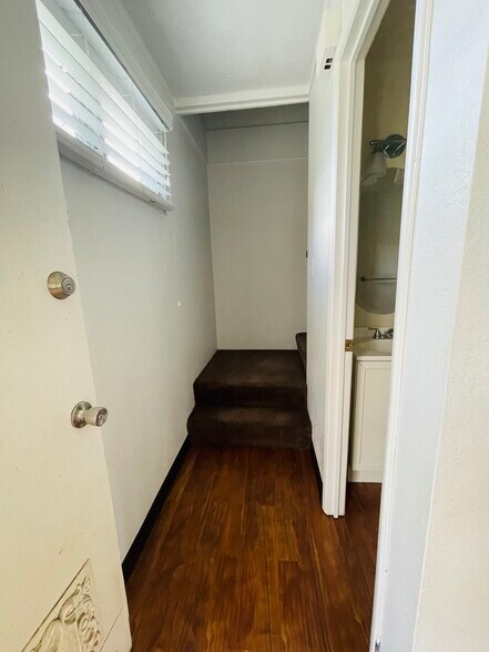 Building Photo - 98 -401 Hookanike St. #A