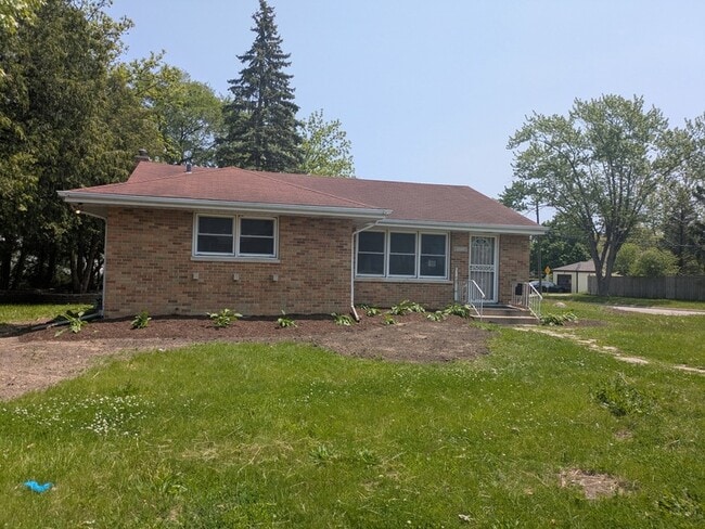 Building Photo - 2049 Kemble Ave