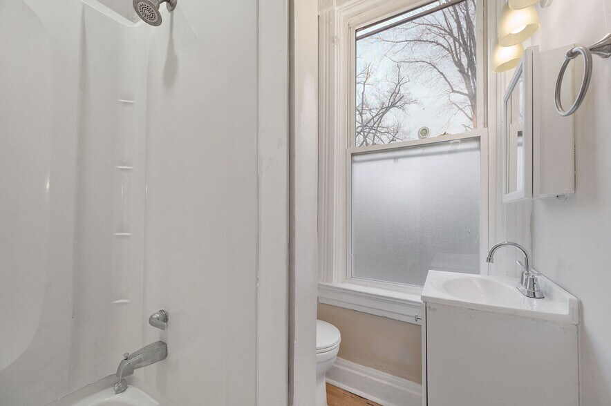 Full Bath - 3328 Fairfield Ave