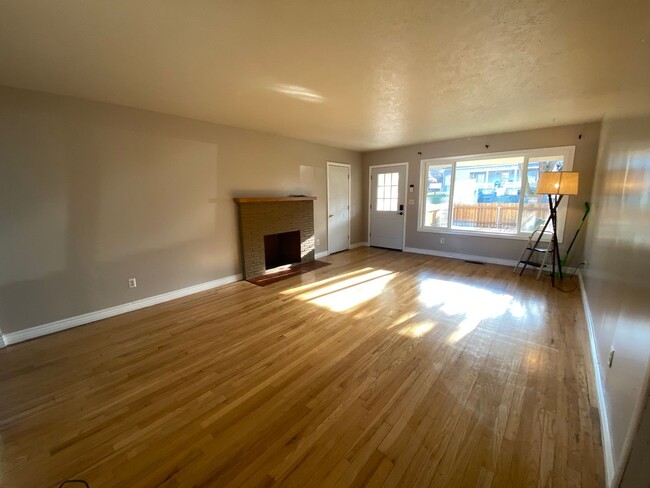 Building Photo - Move-In Special **$500 OFF your first mont...