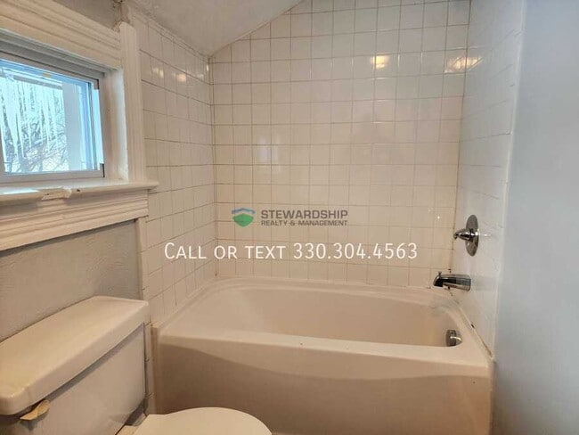 Building Photo - 406 1st St SE