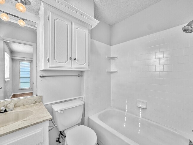 Building Photo - 2422 Ripple Creek Ln