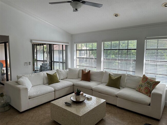 Building Photo - 3024 Lucerne Park Dr