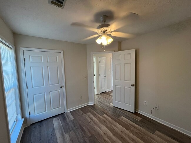 Building Photo - Discover the Perfect Blend of Comfort and Convenience