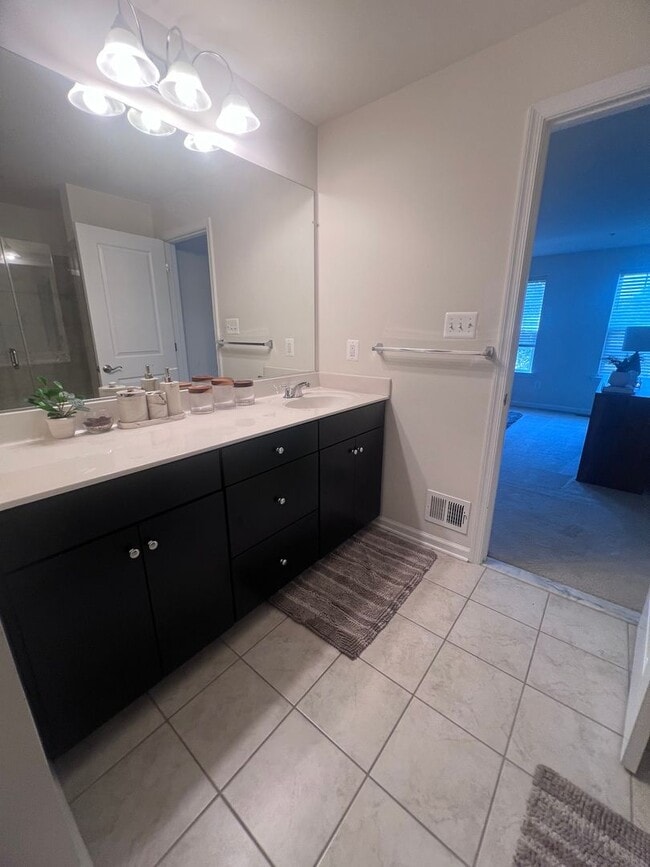 Building Photo - Bright 2BR / 2BA with One-Car Garage, Open...