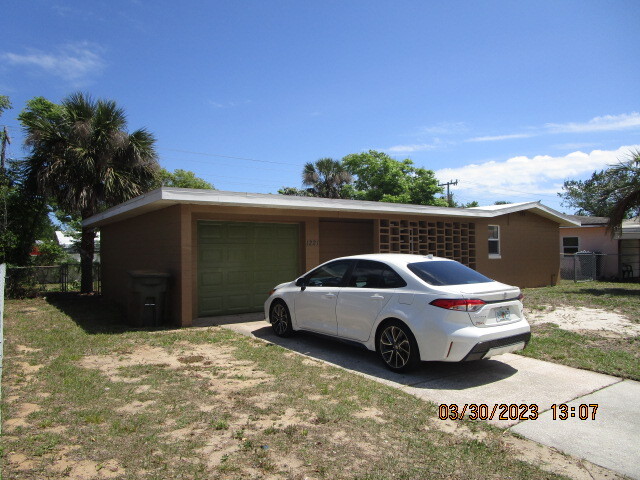 Building Photo - 1221 Essex Rd